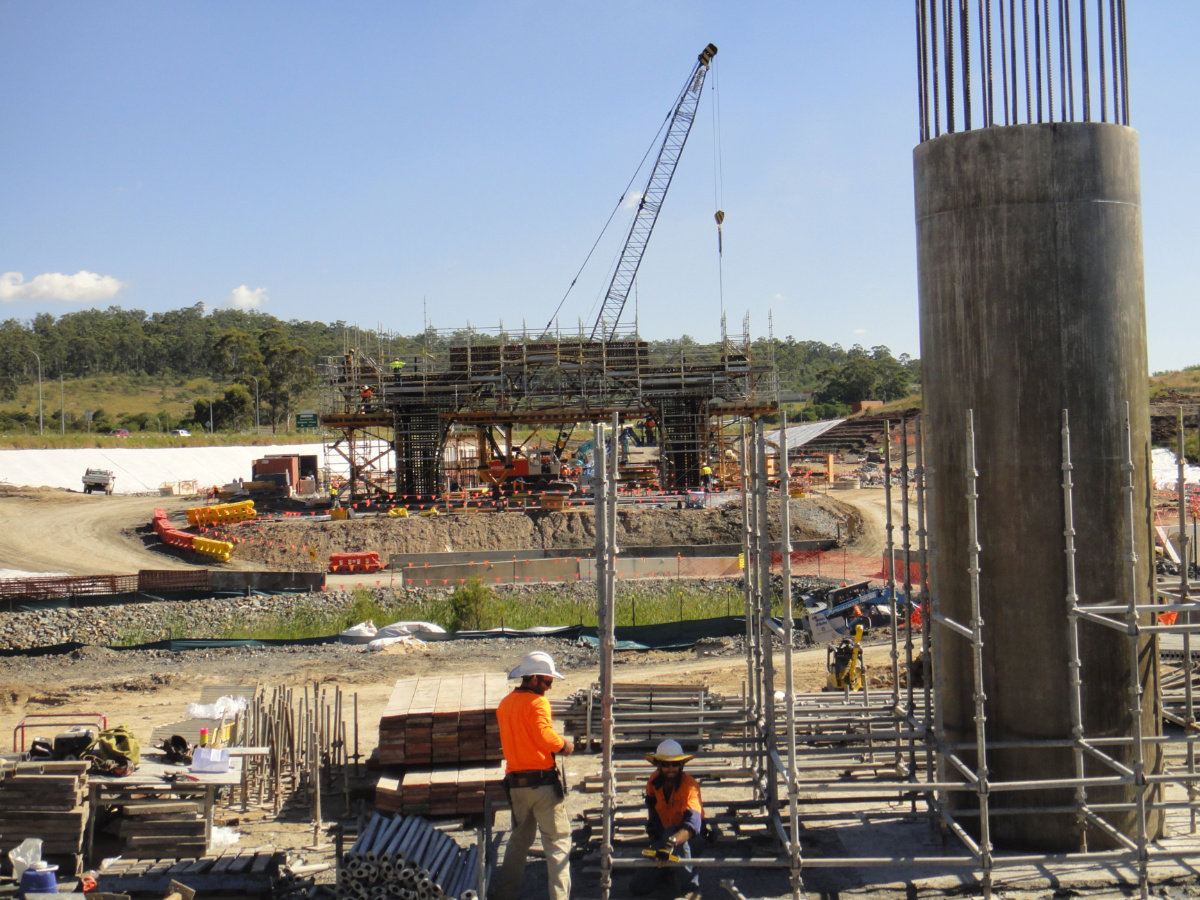 Construction of 6 Bridges Construction of Springfield Station Arch Pier System Used a modular travelling form work system Challenging major project Abutments, capping beams, columns, headstocks and deck slabs Bridges occurring concurrently