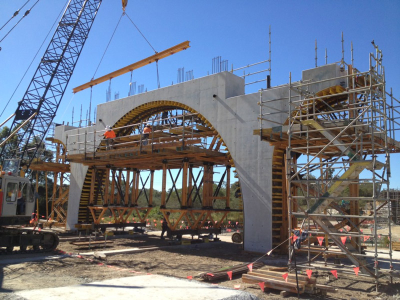 Construction of 6 Bridges Construction of Springfield Station Arch Pier System Used a modular travelling form work system Challenging major project Abutments, capping beams, columns, headstocks and deck slabs Bridges occurring concurrently
